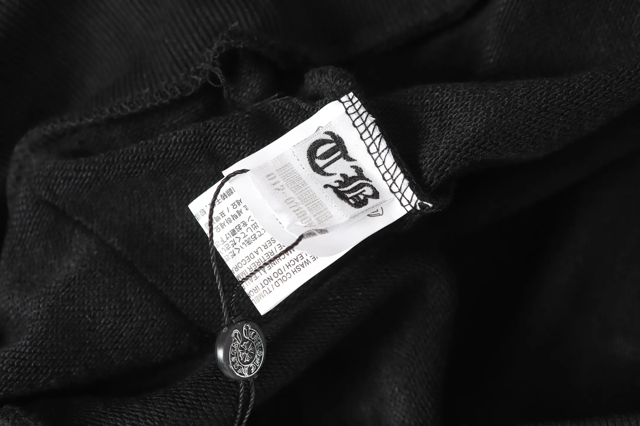 P240 Cross-border model, please do not place an order if you are pursuing quality - Chrome Hearts/Chrome Hearts Horseshoe Sanskrit printed hooded sweatshirt - High weight, high density and high quality. The wool is soft, delicate and skin-friendly. Soft and silky to the touch. Excellent warmth and skin-friendly properties. - Custom-woven and custom-dyed. No color difference. No matter the fabric or workmanship details, it is better than the ordinary version on the market. - Hardware and zipper accessories are all customized. Full of details - Color: black - Size: S M L XL